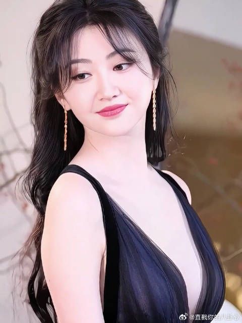 妩媚甜美的景甜，身姿苗条曼妙有致，勾魂摄魄