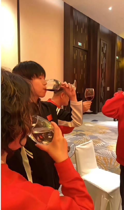“你给我少喝点”!咳咳,莎莎这表情“喝多了走着瞧”!