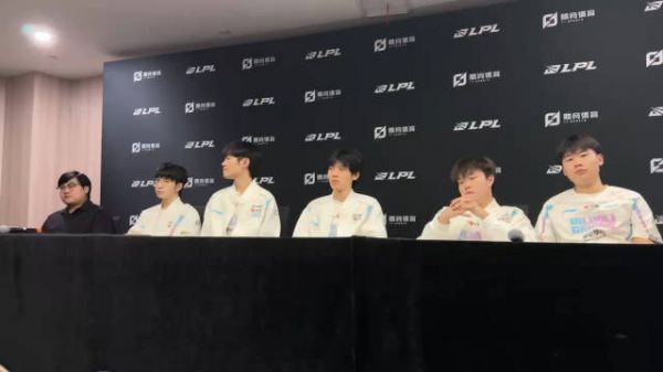 Q:打WBG那局为什么把格温放给对面? 教练:因为可以换到很多好的英雄