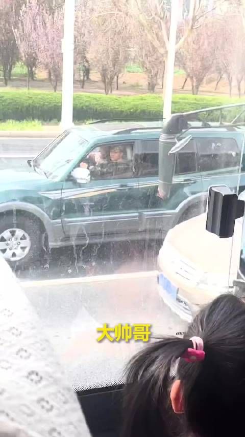 小迷妹上线!萌娃偶遇兵哥哥齐喊大帅哥