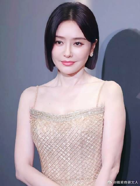 秦岚一袭金色吊带抹胸长裙，优雅动人，气质非凡！