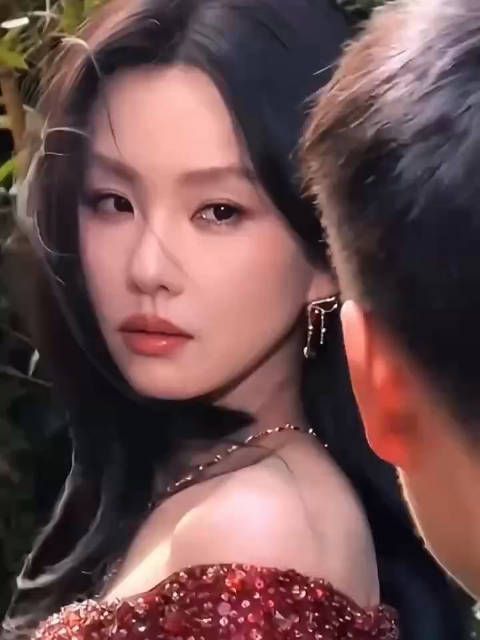 刘诗诗竹林回眸瞬间惊艳无比，网友纷纷点赞！