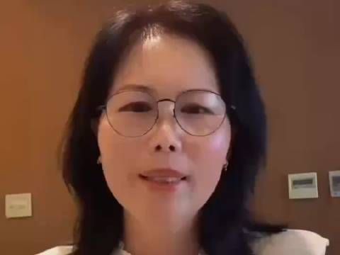 小杨阿姨今天中午开直播了，有很多网友问小杨阿姨大S的一些事情…