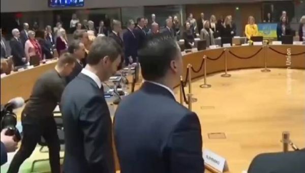 欧洲各国代表齐聚基辅,在开会之前集体站立为殉国的战士们默哀
