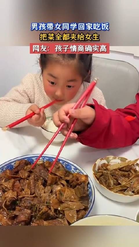 男孩带女同学回家吃饭,把菜全都夹给女生
