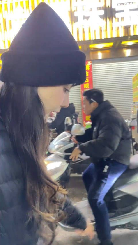 现在，网上流传的都是她在直播间的怼人金句， 网友：吊坠不好看