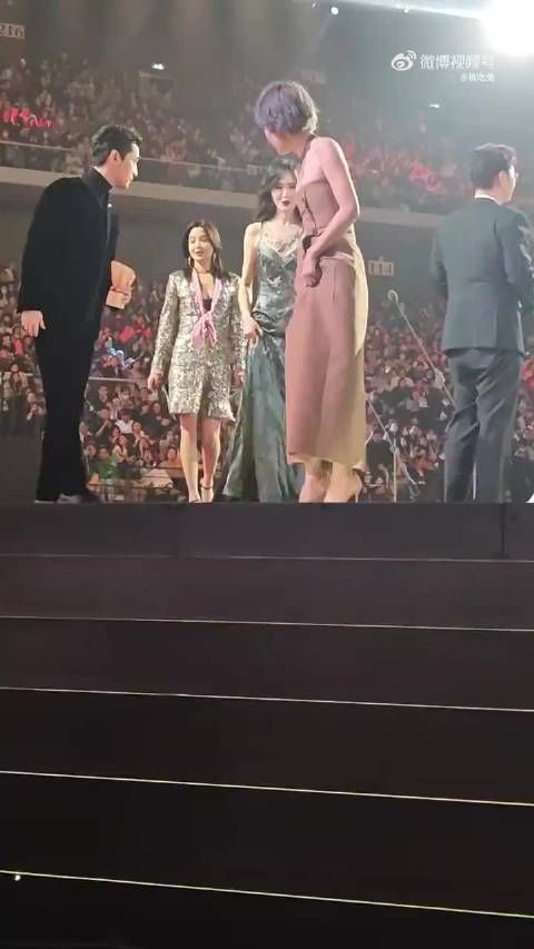 唐嫣下楼梯马伊琍搀扶她,胡歌也在后面小心护着…