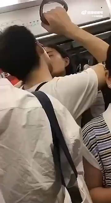 伸舌头了,太陶醉了