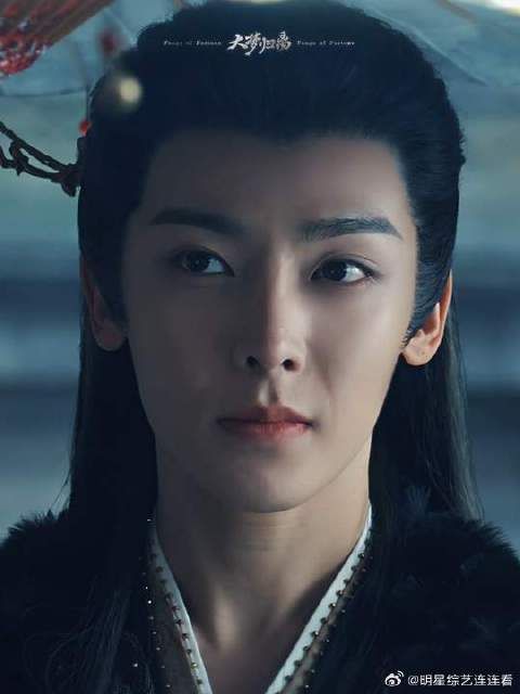 侯明昊、陈都灵主演短剧《大梦归离》首播,雨中情深引人入胜