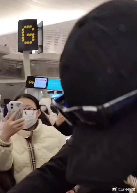 以为哥哥摔了弟弟扶了一把情人节好啊双人机场好啊