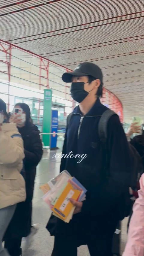 魏大勋出发南宁饭拍路透,鼻梁怎么红红的,磕哪了?
