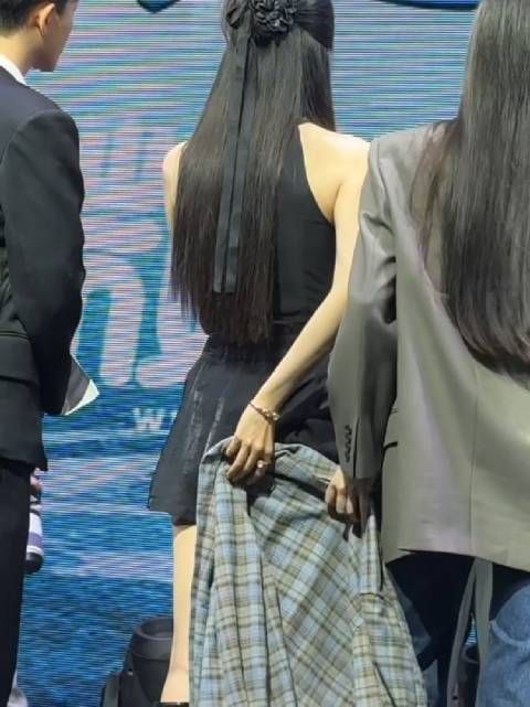 刘令姿好细心好体贴！帮王楚然拿衣服挡裙子…