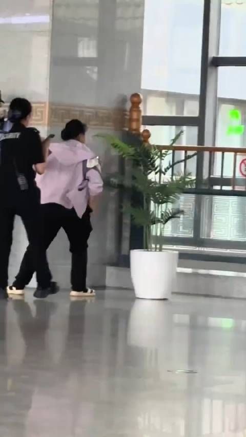 这女的不知道怎么了，总想跳楼 生活不如意，坚持就对了 没有过不去的坎