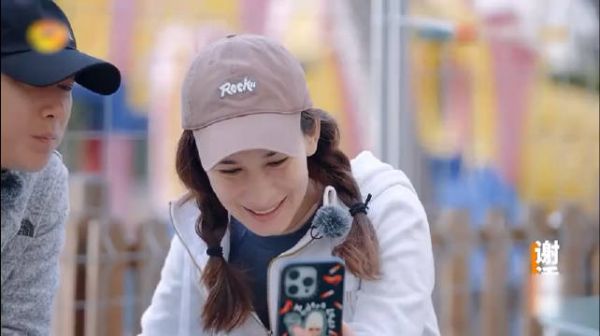 韩庚女儿接电话先要爸爸,奶声奶气把人都给融化,卢靖姗声音都变甜了