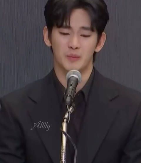开始飙演技了 想装得很悲伤 记者会直播开了个寂寞 一上来就是哭