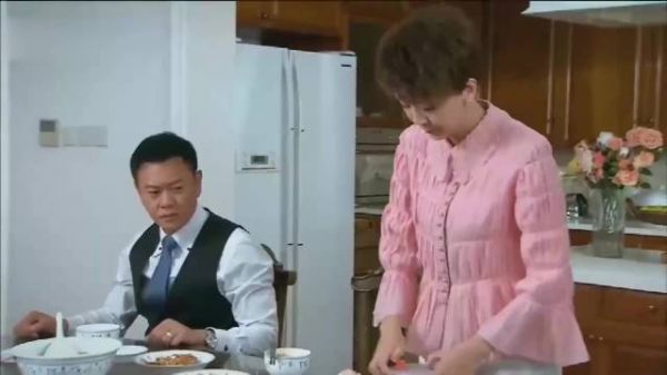 女儿挑食不肯吃饭，亲妈就端出忆苦饭，下一秒就乖乖上桌吃饭