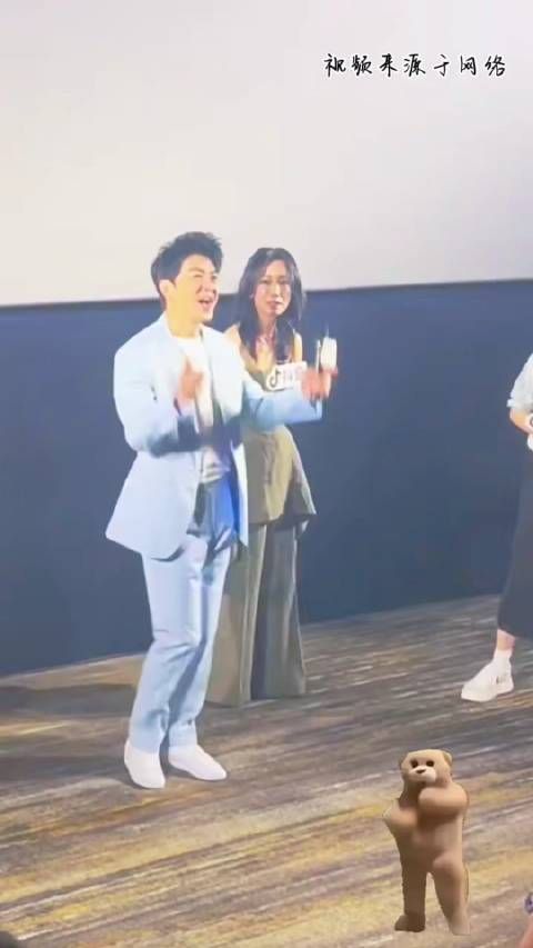 看似是一种模仿表演，其实这就是他内心真实的自我…