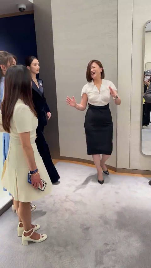 赵丽颖真的感觉到她很社恐了，为啥老是眼珠子到处转
