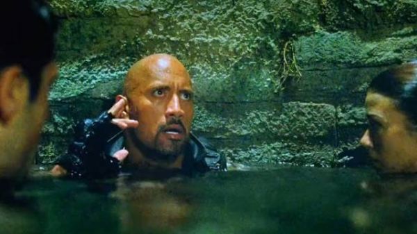 三人藏在井里躲避敌人的追击