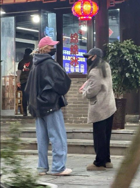 关晓彤近期在乐山拍戏，今天还去了棣爸油炸，属实是梦幻联动了 ！