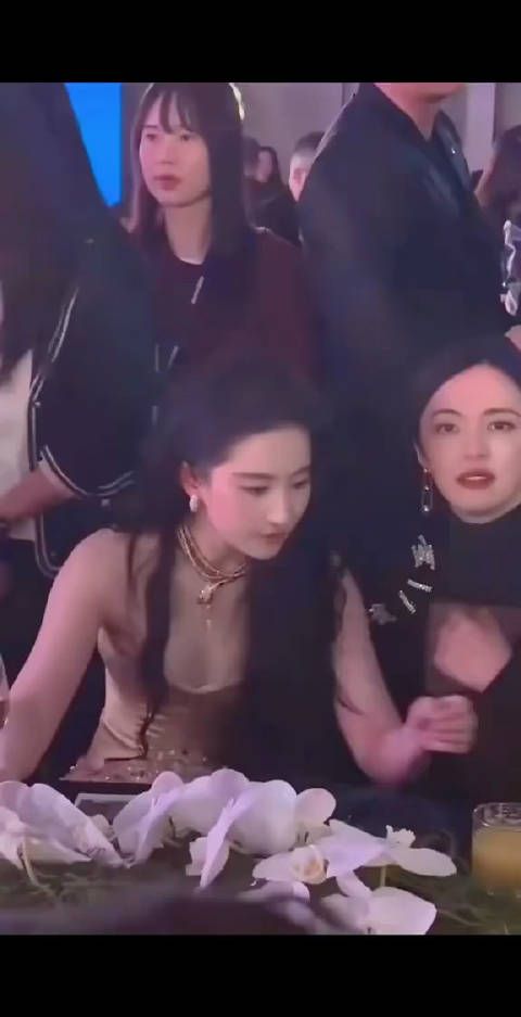 刘亦菲酒店宴会上的即兴表演太好看了