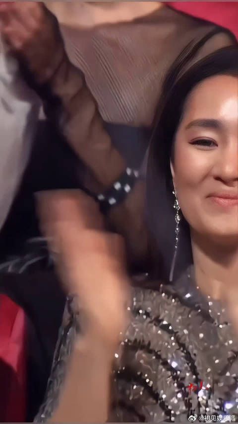 葛优舒淇，两人携手参加盛典，葛优突然亲吻小手吓到了舒淇