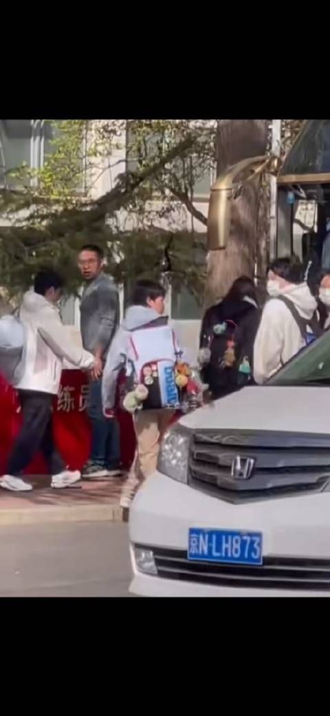 新鲜孙颖莎,坐大巴车去训练,确实够低调