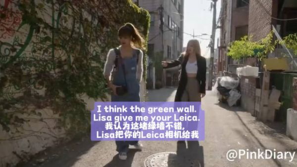 Lisa把牛仔连体裤穿出了新高度