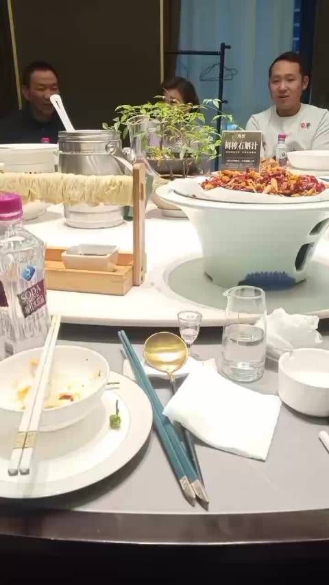 今晚上是和叔叔阿姨吃饭 赶紧吃，吃完好闪人