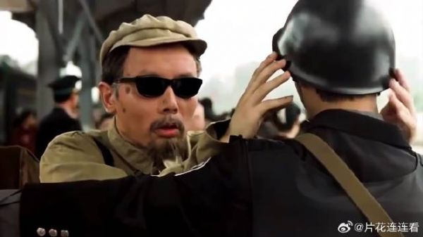葛优的演技绝了,扮成老头装盲人,遇上警察只能倒霉