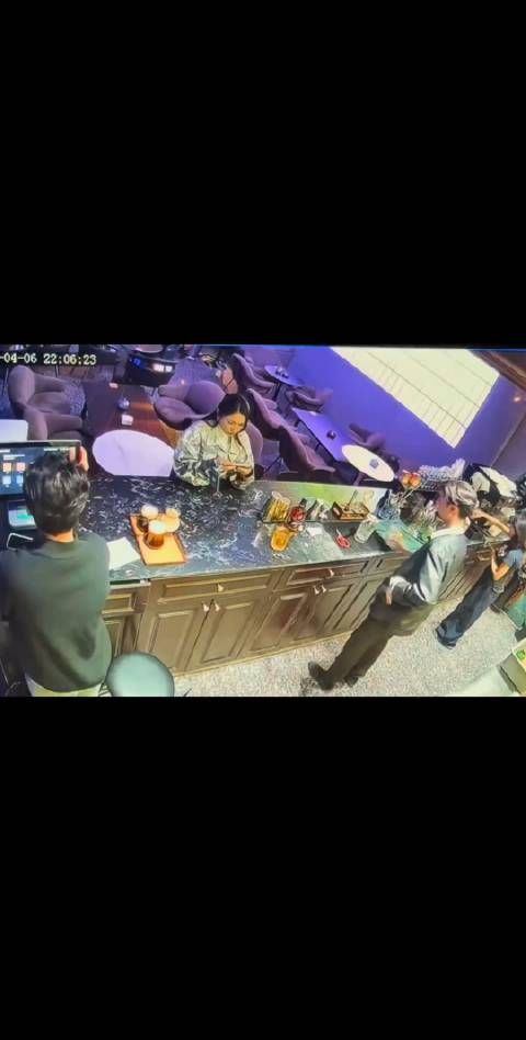 身上着火怎么办？教科书级别示范 这女生真的是又美又稳