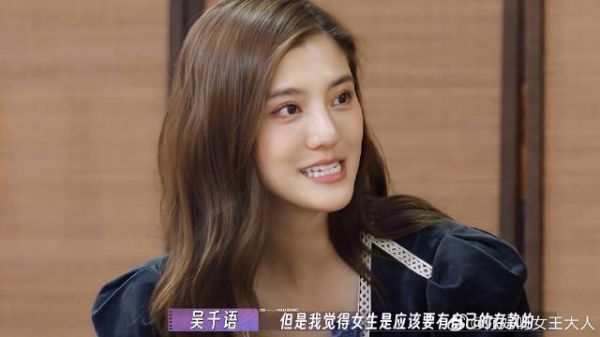 吴千语否认“拜金女”传闻，称嫁施伯雄是因为爱情，男方表情亮眼