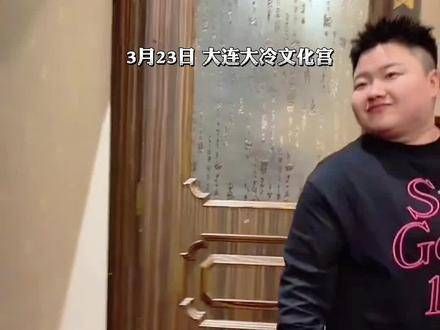 脱口秀演员王越带来了一场淋漓尽致的表演,用自嘲作矛、幽默作盾…