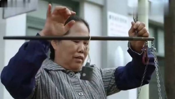 平凡岁月:怪不得朵朵嫌家里不卫生,姑奶奶看李母拍黄瓜当场怒了