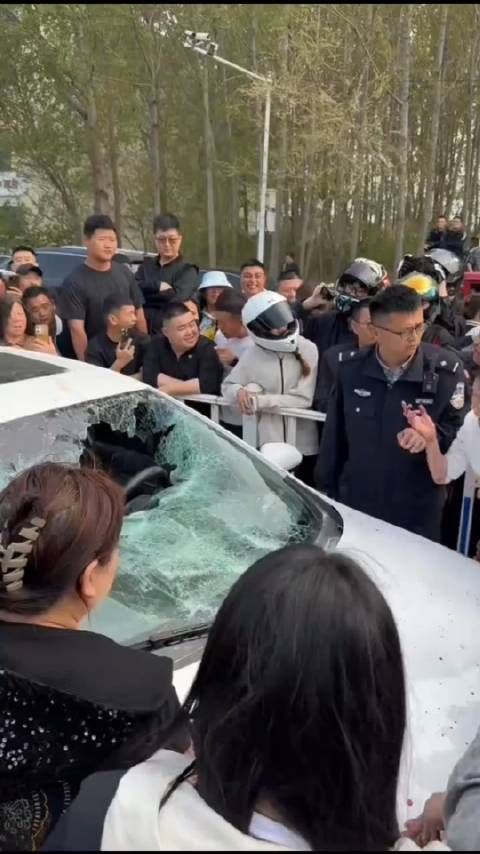 原配当街怒踹车玻璃抓小三,这也太猛了,可否想过后果?