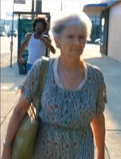 抢包的人名字是厄尔，老奶奶被抢时发出的声音一样，所以……