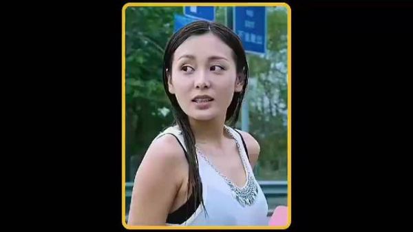 美女富婆的豪车爆胎了,小伙路过上前帮忙,从此走上了人生巅峰