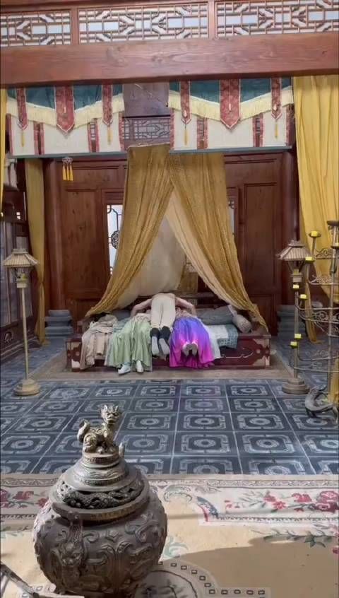 两位女演员还是挺敬业的……