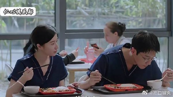 四人一起吃饭,小蒋眼神一直在顾医生身上挪不开