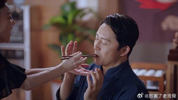 李爸被女老师追求,甜蜜喂饺子,凌爸坏笑秒懂闪人