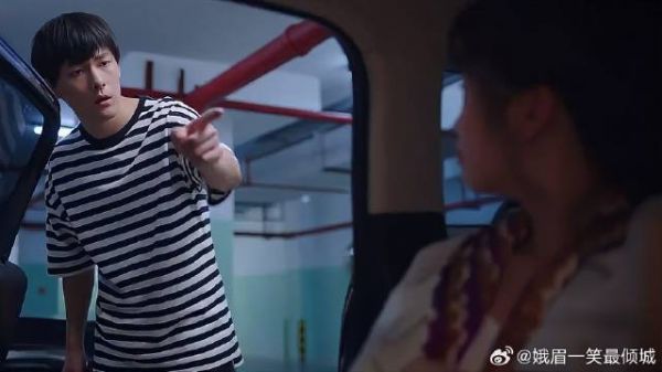 贺灿阳拿洗衣液，一开门看懵了，竟是蔡敏敏在车里