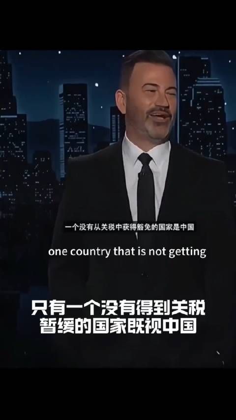 这位美国脱口秀主持人拿了一堆产品…