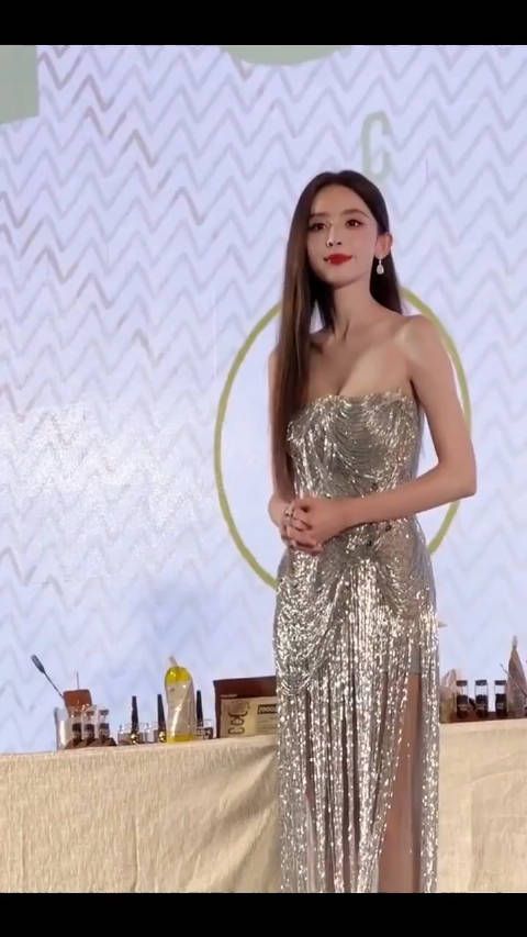 娜扎內场近距离拍摄太惊艳了，好瘦也好美
