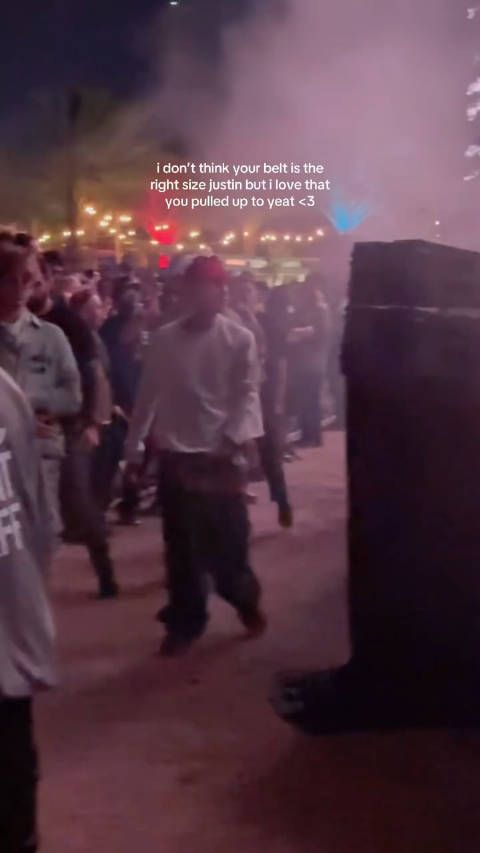 比伯科切拉音乐节现场造型，裤子太吸睛