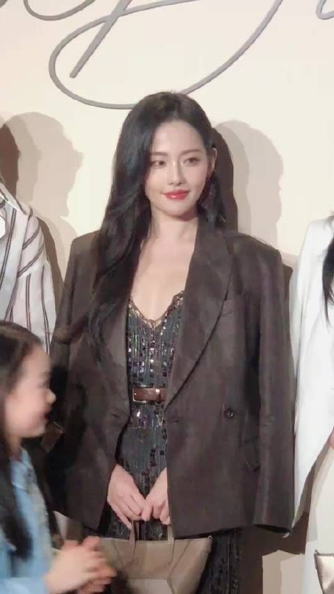 张嘉倪线下活动，状态在线，顶级美貌养养眼