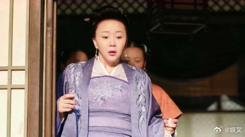 康姨母想去撕了常嬷嬷的嘴,不料却摔倒了,真是活该