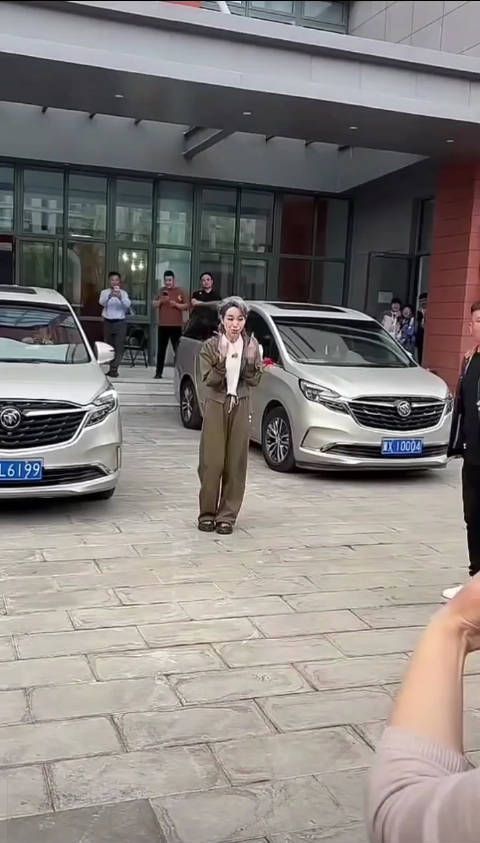 好可怕啊 叶童被比她年纪还大粉丝拽下车 cc脾气太好了吧