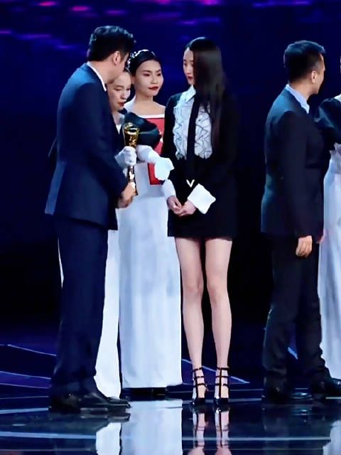 关晓彤给雷佳音颁奖 这双腿明明很美,为啥就一看是晓彤…