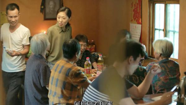 泛舟湖上微风轻拂树梢,只是再也收不到母亲亲手准备的咸鸭蛋了