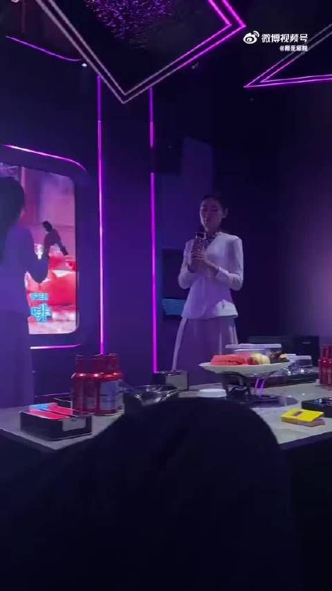 原来有钱可以找两个美女陪唱